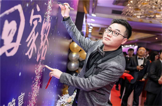 【高光“疫”事】勇敢逆行的特殊“网约车”——尊龙时凯90后，用信念打通生命运输线